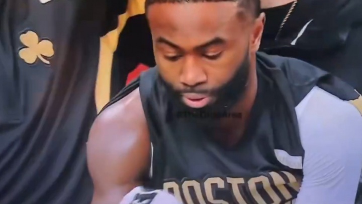 2026世界杯买球入口-笑死人！为了不让发际线粉害人 杰伦·布朗擦完头都要仔细看一眼