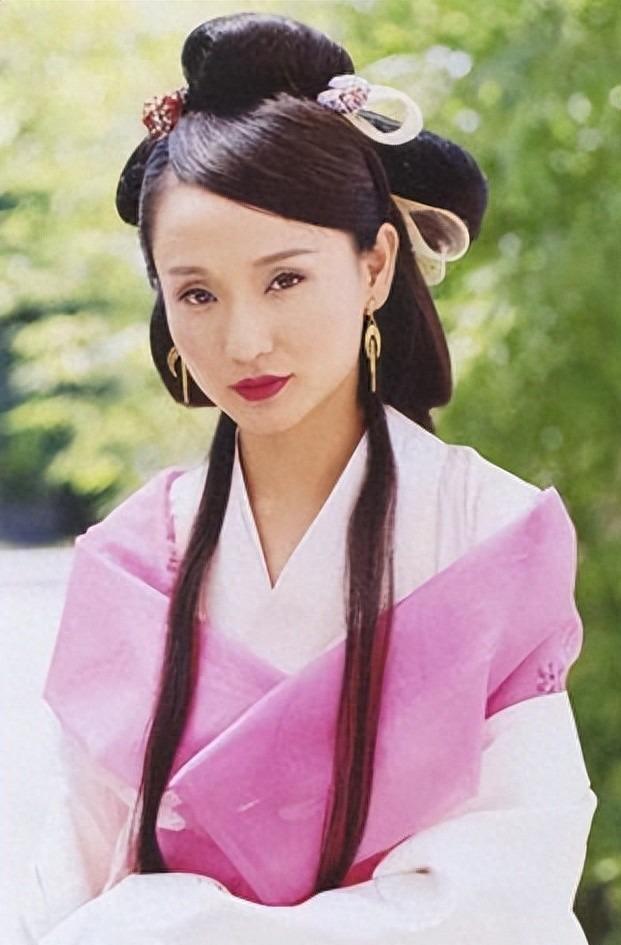 宝威体育-初恋败给蒋雯丽，与耿乐7年恋情也无果，如今孔琳57岁男友是铁佛